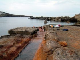 Törn Nördliche Kykladen -Thermalquelle direkt am Strand